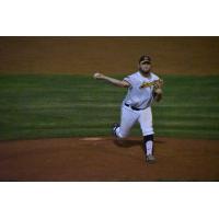 Willmar Stingers pitcher delivers