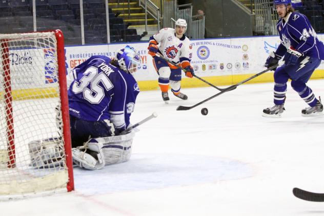 Bridgeport Sound Tigers vs. Syracuse Crunch