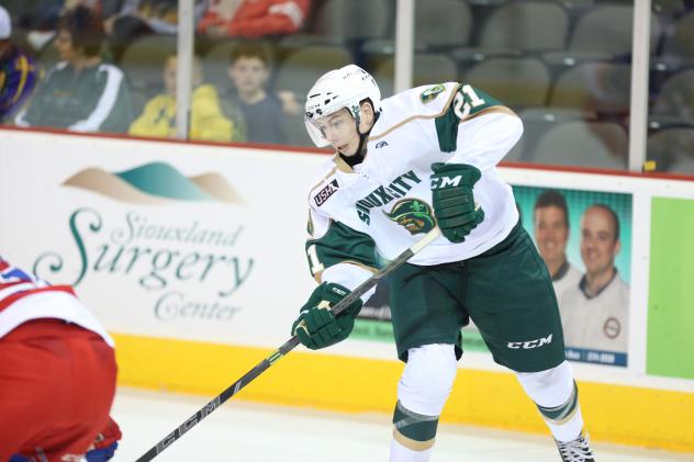 Forward Walker Duehr with the Sioux City Musketeers