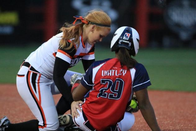 Tammy Williams of the Chicago Bandits vs. Natasha Watley of USSSA Pride