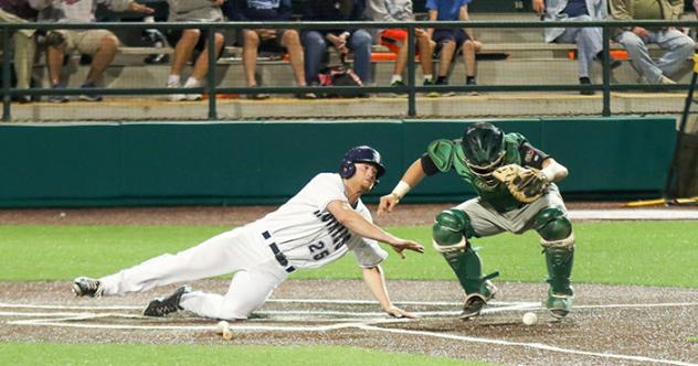Elijah Dilday Scores for the Duluth Huskies