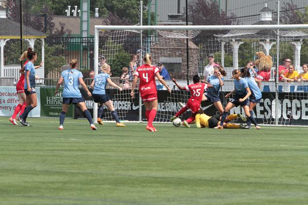 Jasmyne Spencer of the Western New York Flash Scores
