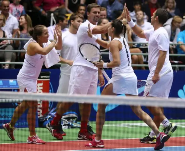 Arantxa Parra Santonja Congratulated by the Boston Lobsters Bench