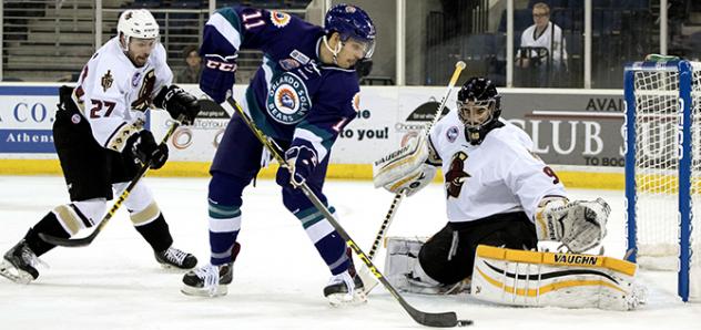 Atlanta Gladiators Defend against the Orlando Solar Bears