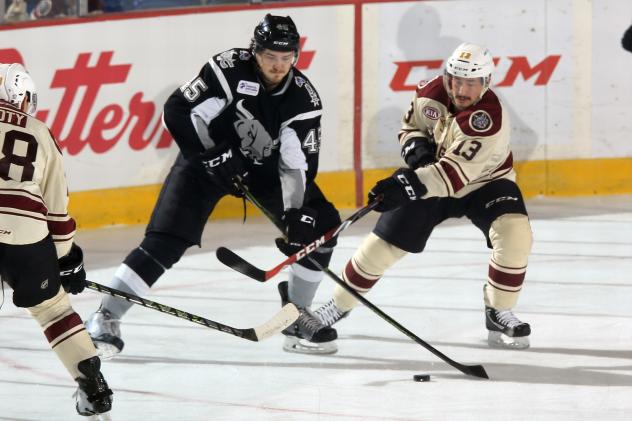 Chicago Wolves Forward Evan Trupp vs. the San Antonio Rampage