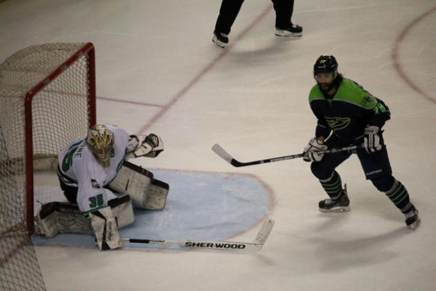 Louisiana IceGators Shoot on Pensacola Ice Flyers Goal