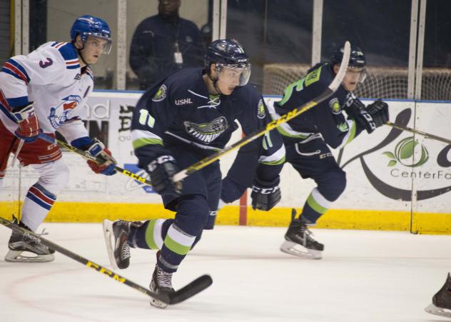 Bloomington Thunder Eye the Puck vs. the Des Moines Buccaneers