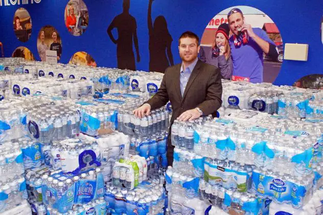 Windsor Spitfires Collect Bottled Water for Flint, Michigan