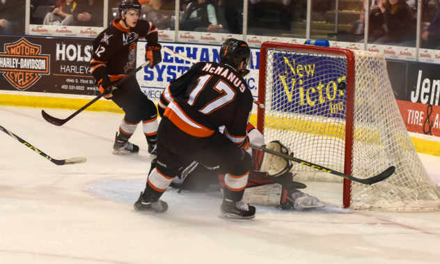 Omaha Lancers Pressure the Chicago Steel Goaltender