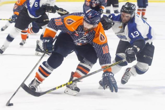 Tulsa Oilers Control the Puck vs. the Wichita Thunder