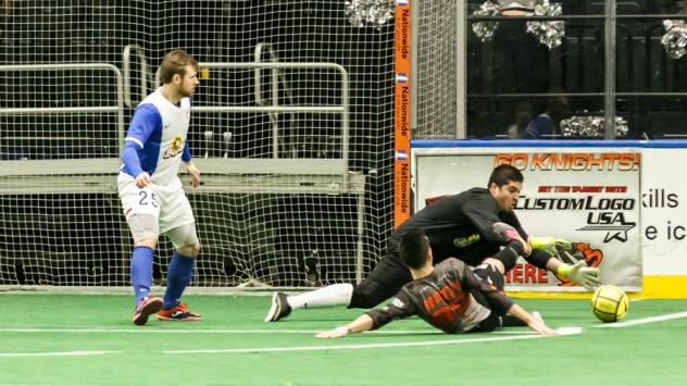 Syracuse Silver Knights and Missouri Comets Scramble for the Ball
