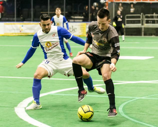 Syracuse Silver Knights and Missouri Comets Battle for Possession