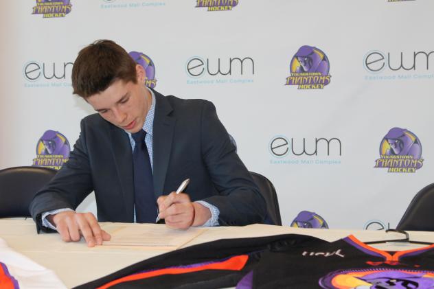 Forward Curtis Hall Signs with the Youngstown Phantoms