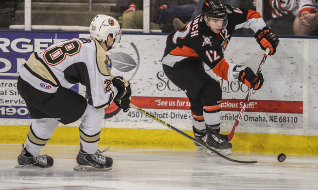Omaha Lancers Control the Puck vs. the Muskegon Lumberjacks