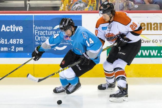 Alaska Aces C Stephen Perfetto Handles the Pick vs. the Fort Wayne Komets