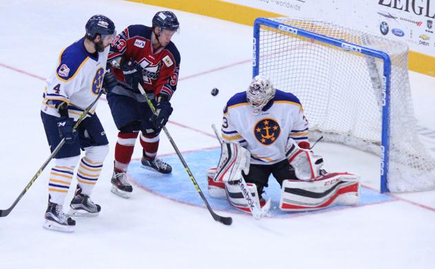 Kalamazoo Wings Try to Score vs. the Norfolk Admirals