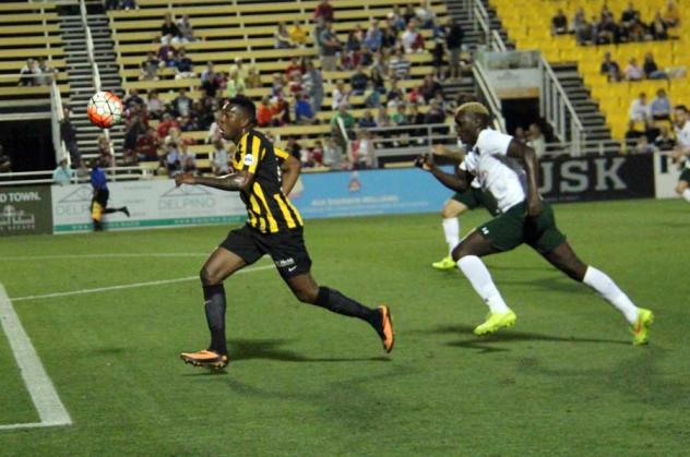 Charleston Battery Race to the Ball vs. the New York Cosmos
