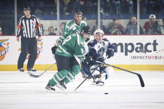 Chicago Wolves F Evan Trupp vs. the Milwaukee Admirals