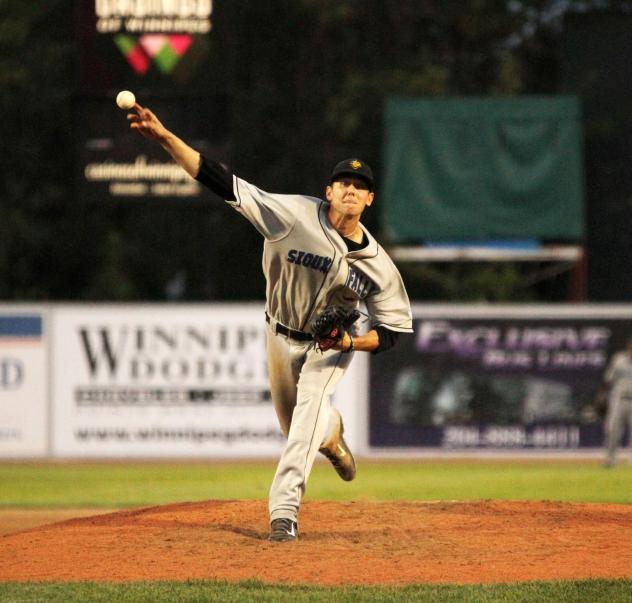Sioux Falls Canaries Pitcher Shawn Blackwell Delivers