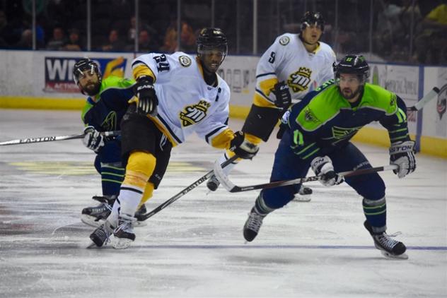 Mississippi RiverKings Captain Leo Thomas vs. the Pensacola Ice Flyers