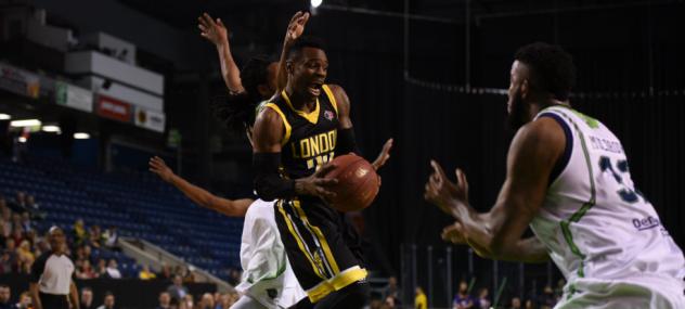 London Lightning Collect the Ball vs. the Niagara River Lions