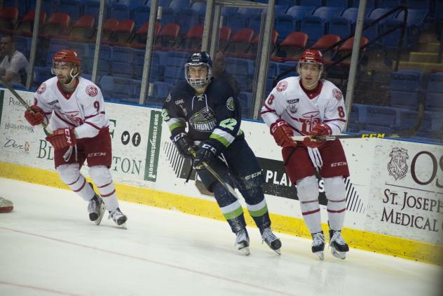 Bloomington Thunder and Dubuque Fighting Saints Eye the Puck