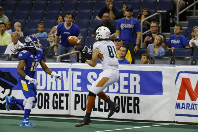 Chase Deadder of the Arizona Rattlers Catches a Pass