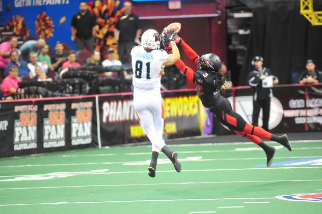 Arizona Rattlers WR Chase Deadder Fights for the Ball vs. the Cleveland Gladiators