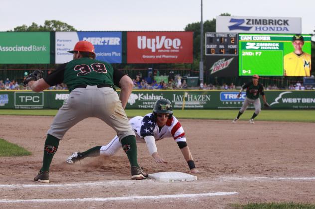 Quincy Nieporte of the Green Bay Bullfrogs