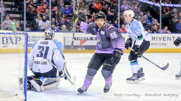 Saunders Shines in Net as Eagles Claim Fifth Consecutive Win