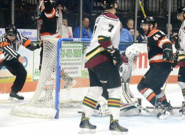 Komets Rally, Win Game One 4-3