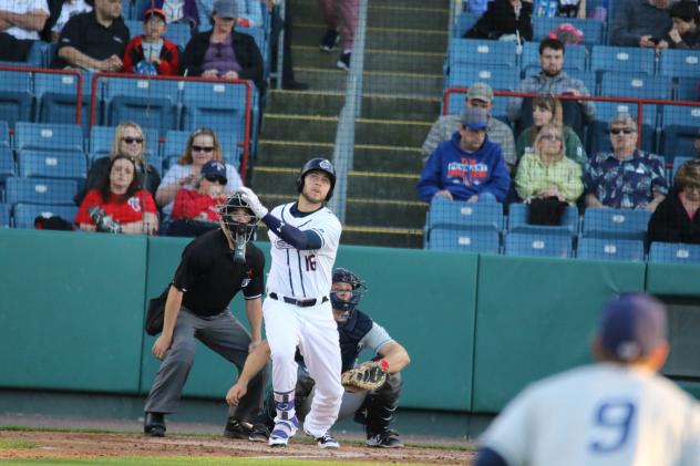 Clippers Edge Chiefs, 3-2, in Ten