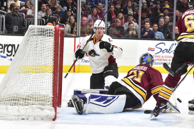 Kivlenieks' 36 Saves Anchor Monsters in 3-2 Win over Wolves