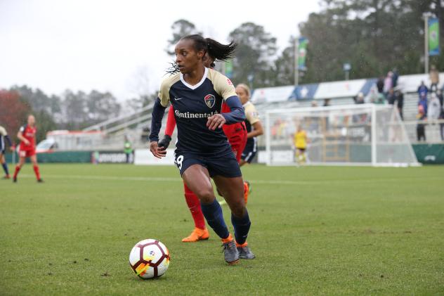 Crystal Dunn of the North Carolina Courage vs. the Portland Thorns