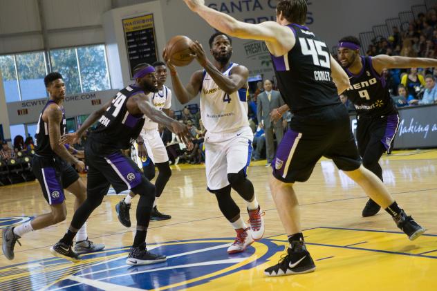 Santa Cruz Warriors Guard Jeremy Pargo drives to the hoop vs. the Reno Bighorns