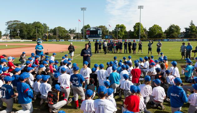 Victoria HarbourCats talking with kids