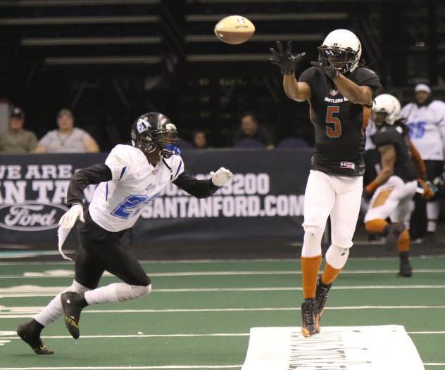 Arizona Rattlers Receiver Anthony Amos prepares to make a catch against the Cedar Rapids Titans