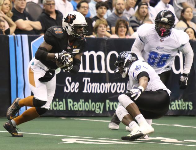 Shadrach Thornton of the Arizona Rattlers looks for a hole against the Cedar Rapids Titans