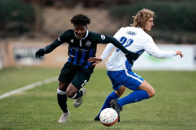 Colorado Springs Switchbacks race to the ball vs. Rio Grande Valley FC