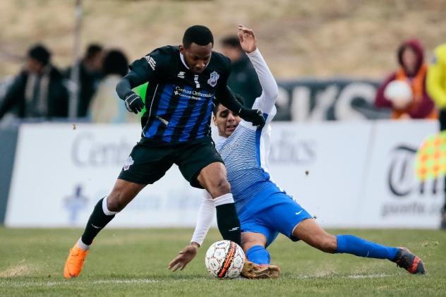 Colorado Springs Switchbacks control the ball against Rio Grande Valley FC