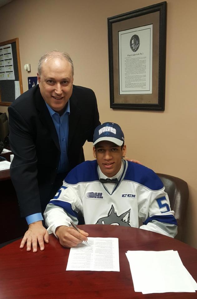 Quinton Byfield and Sudbury Wolves VP and GM Rob Papineau
