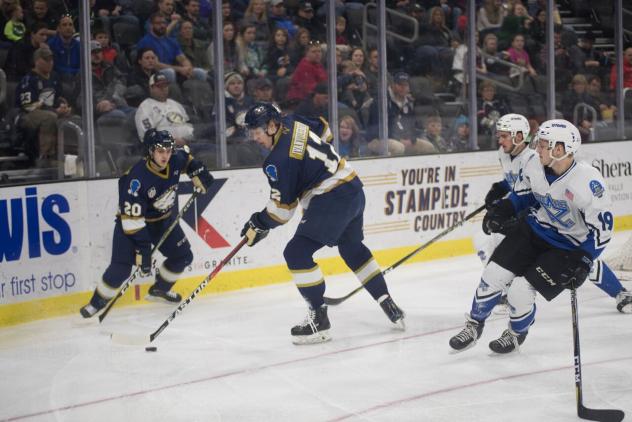 Sioux Falls Stampede control the puck vs. the Lincoln Stars