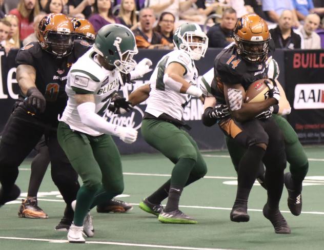 Darrell Monroe carries the ball for the Arizona Rattlers vs. the Green Bay Blizzard