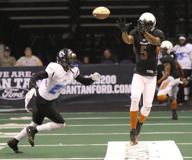 Anthony Amos of the Arizona Rattlers vs. the Cedar Rapids Titans