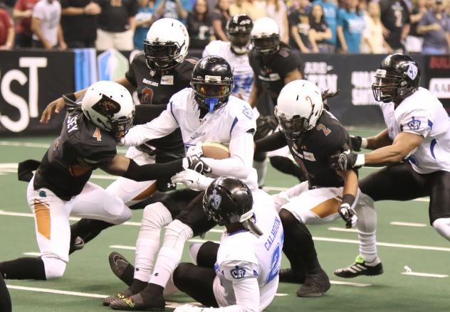 Arizona Rattlers close in on a Cedar Rapids Titans ballcarrier