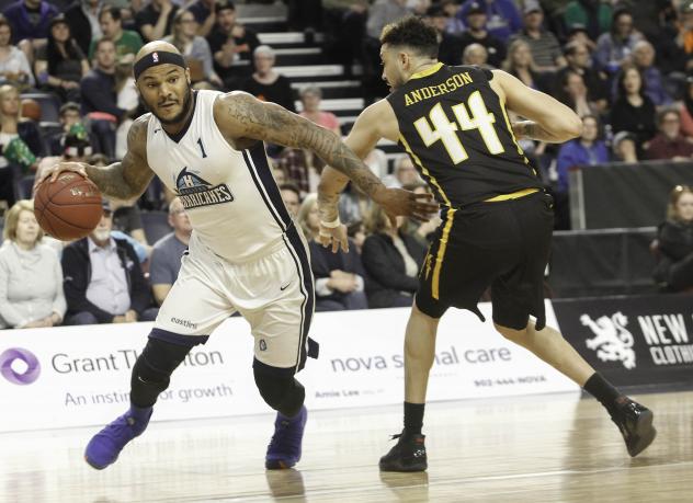 Halifax Hurricanes dribble past the London Lightning