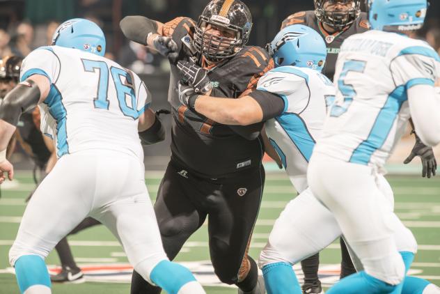 Arizona Rattlers defensive lineman Anttaj Hawthorne tears through the Philadelphia Soul offensive line