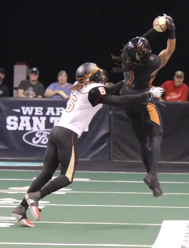 Jamal Miles of the Arizona Rattlers makes a leaping grab against the Iowa Barnstormers