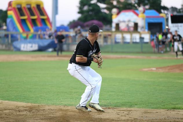 Texarkana Twins in action against the Brazos Valley Bombers