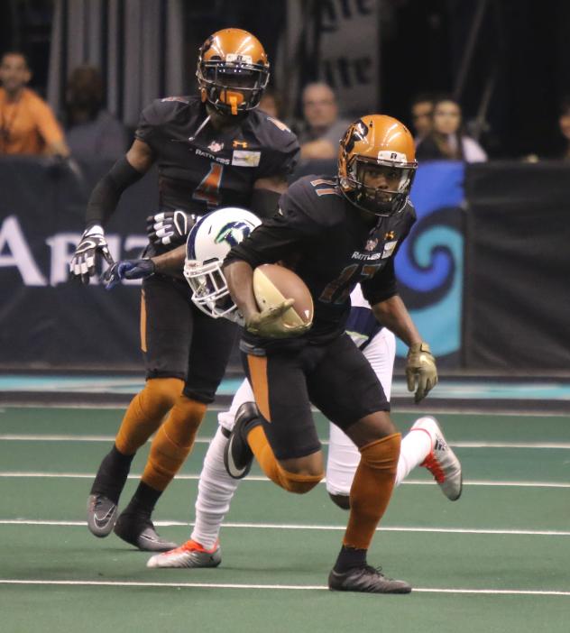 Dezmon Epps of the Arizona Rattlers runs against the Nebraska Danger